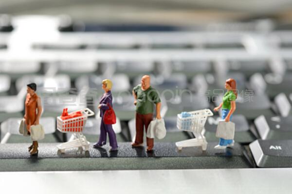 帶購(gòu)物車的小型購(gòu)物者 互聯(lián)網(wǎng)商品零售新趨勢(shì)